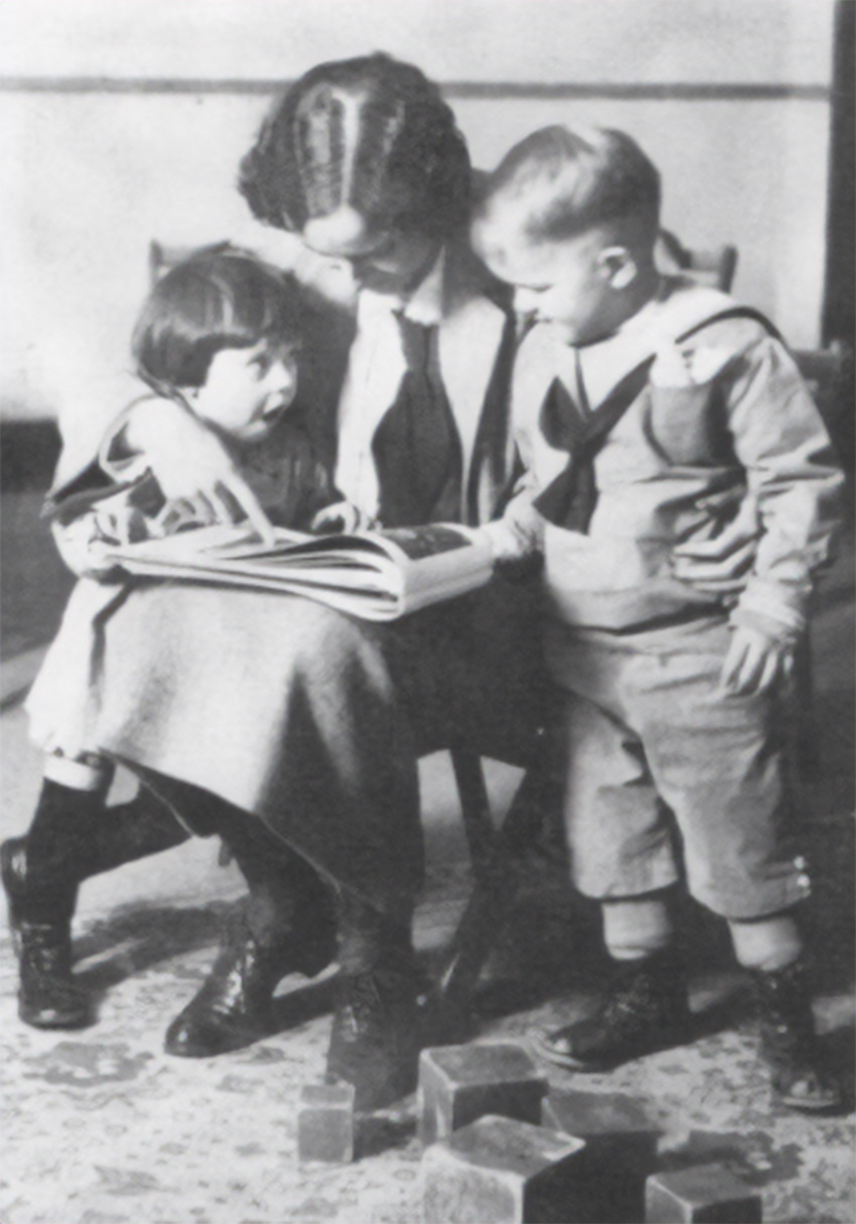 Louise Shields reads to CDL students