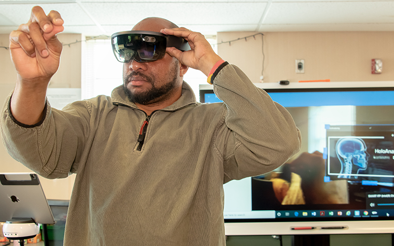 Student using VR technology in the lab