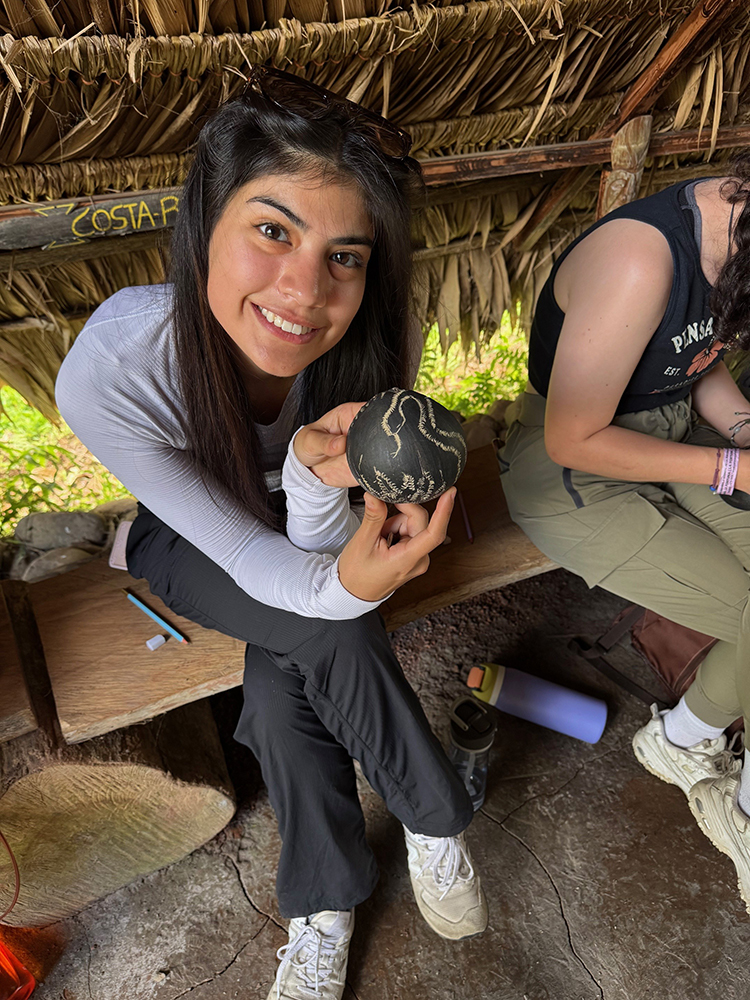 Students crafting in Costa Rica